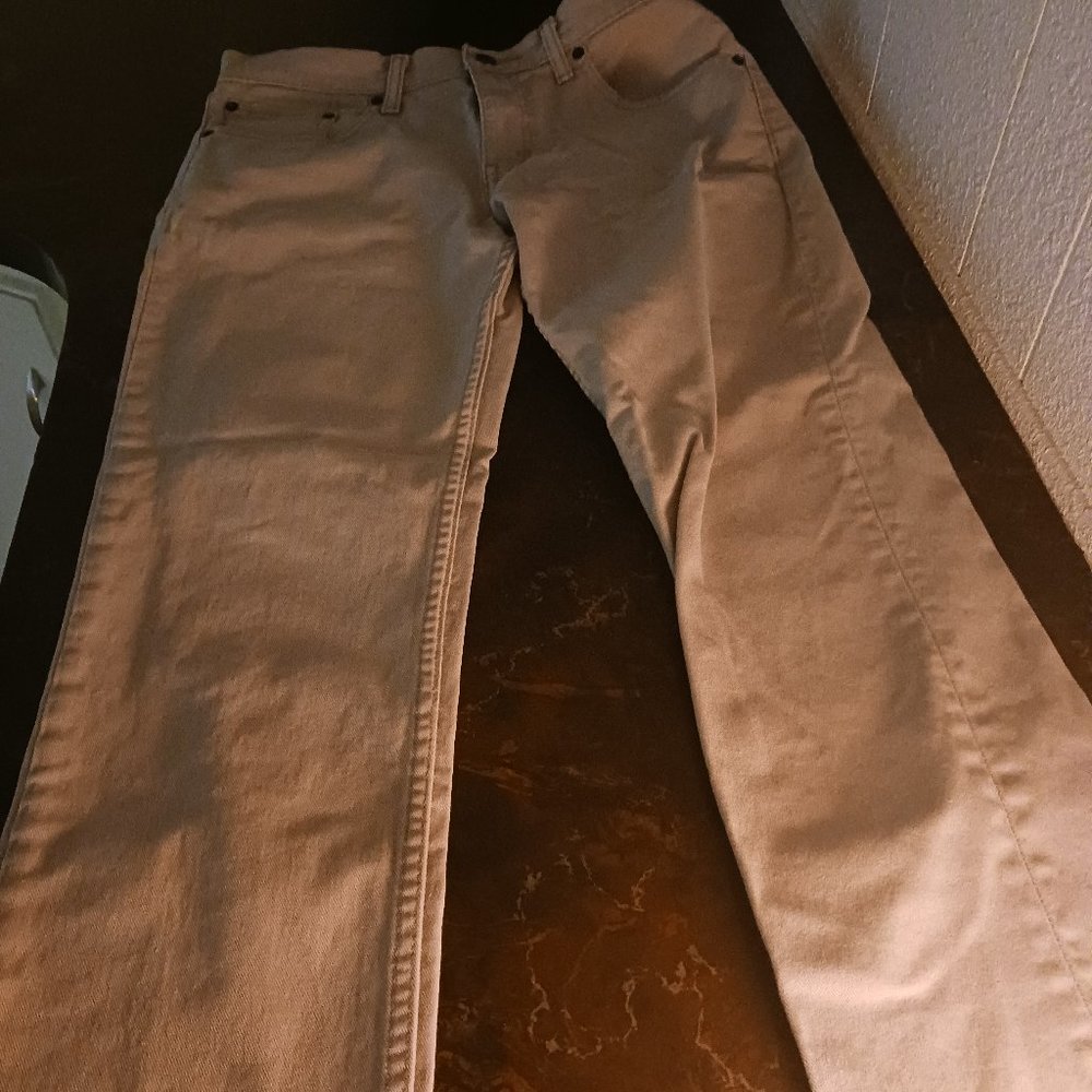 Khaki Levis